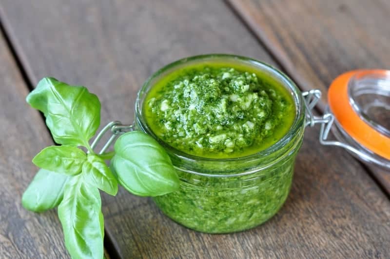 Grünes Pesto Rezept: mit Basilikum, Knoblauch und Petersilie