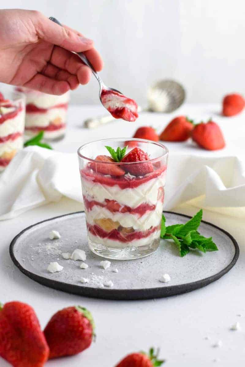 Dessert im Glas mit Erdbeeren, Mascarpone Creme und Cantuccini