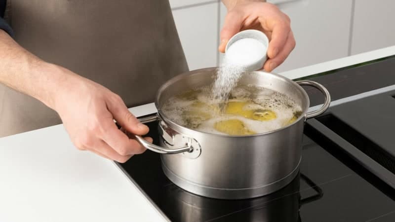 Kartoffeln kochen Salz ins Kochwasser geben