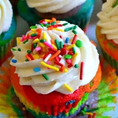 Regenbogen Cupcakes mit Lebensmittelfarbe
