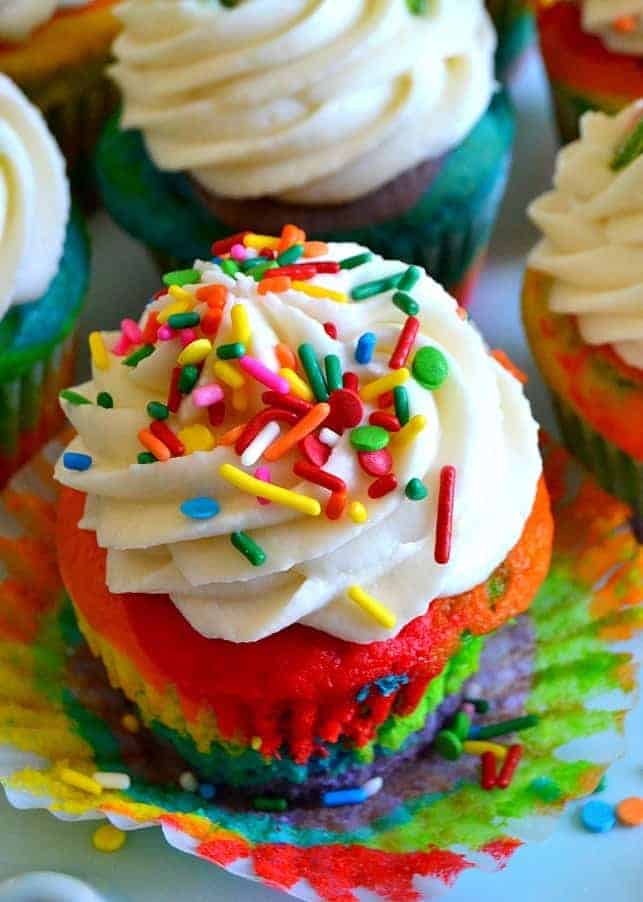 Cupcakes mit Lebensmittelfarbe – einfach bunt