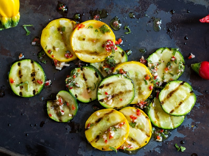 Salat zum Grillen: echt pikanter Zucchini-Minz-Salat mit Chilli