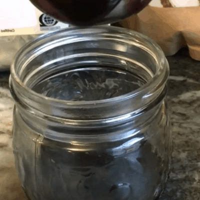 Holunderbeerensirup in Glas füllen
