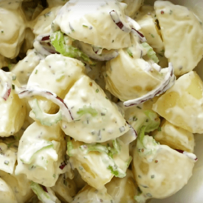 Kartoffelsalat mit Salatsoße genießen