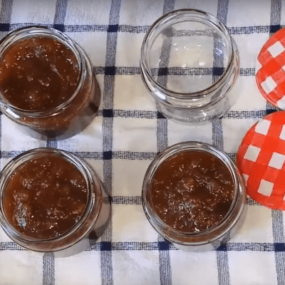 Marmelade kochen und in Gläser füllen