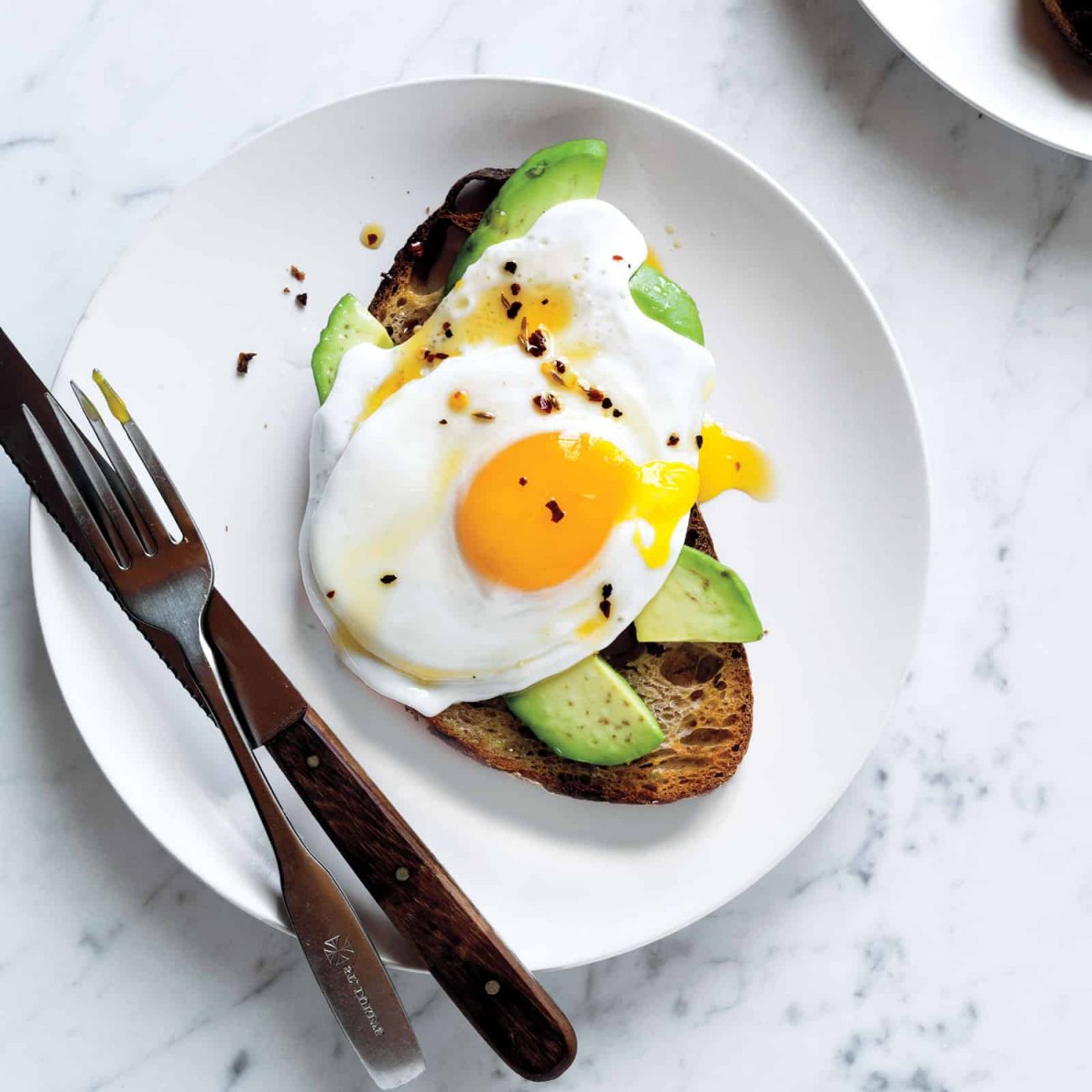 Avokado Toast mit pochiertem Ei: das beste Frühstück für 2
