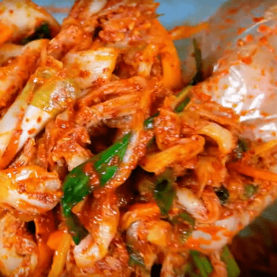 Kimchi per Hand mischen