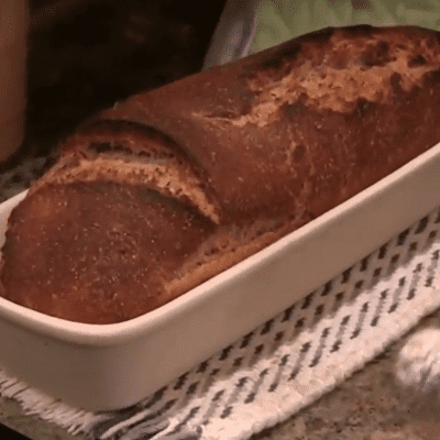 fertiges Brot aus dem Römertopf