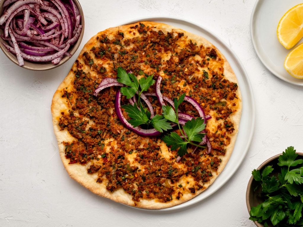 Türkische Pizza mit Rinderhackfleisch und Paprika: einfach genial in 1 ...