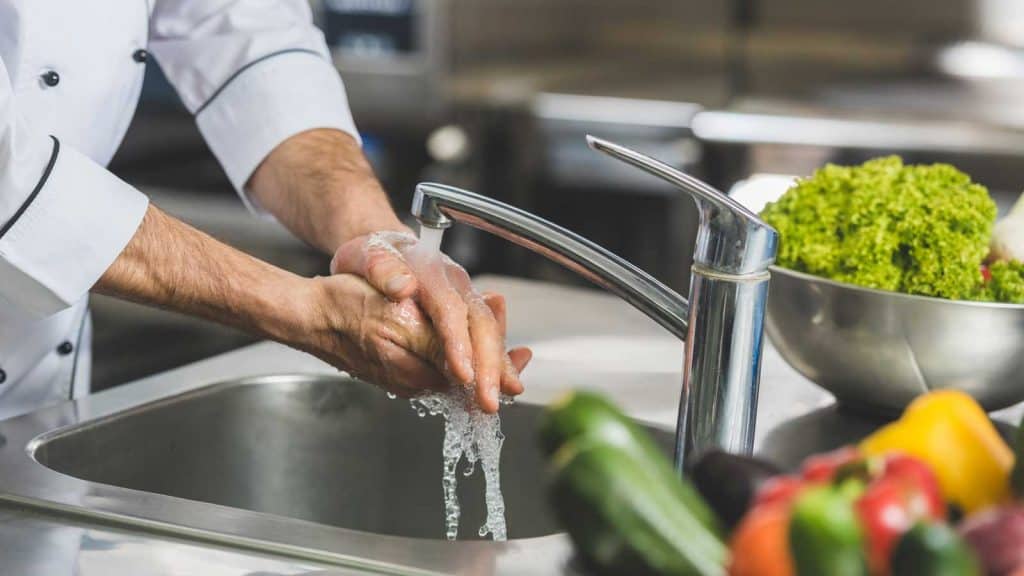 Küchenhygiene sich die Hände waschen