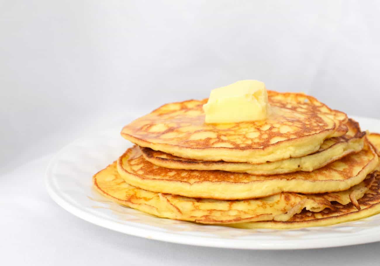 Low carb Pfannkuchen mit Joghurt und Eiern: fantastisches Rezept für 2 Portionen