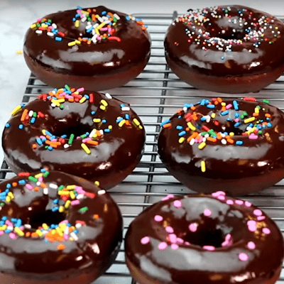 Donut-Silikonformen, Donuts servieren