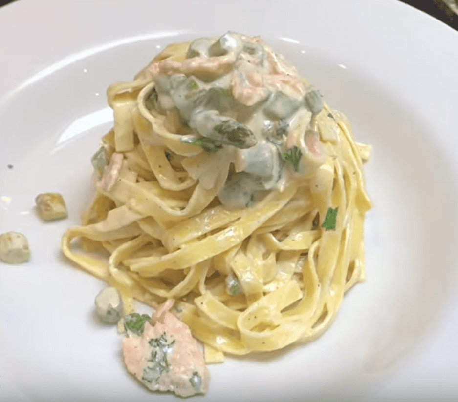 Spargel schälen: simpel Lachs-Pasta für 4