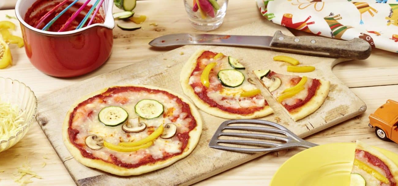 Smiley Pizza: ein echt lustiges Rezept für Kinder