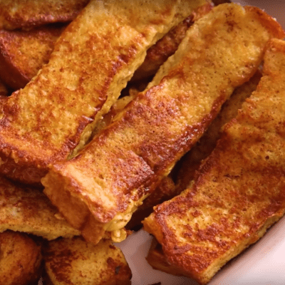 French Toast Sticks servieren