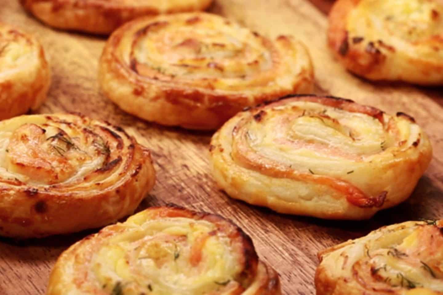 12 Blätterteigschnecken mit Hüttenkäse: knusprig und super leicht!