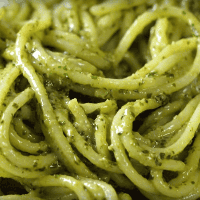 fertige Spagetti mit Pesto